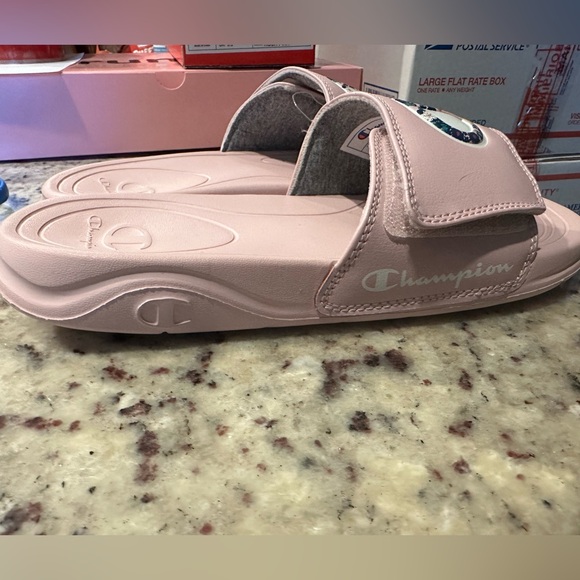Woman’s Pink Slides. Size 8 - Picture 2 of 8